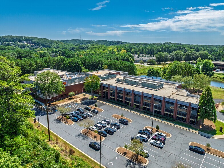 1800 W Oak Commons Ct, Marietta, GA à louer - Photo du bâtiment - Image 2 de 9