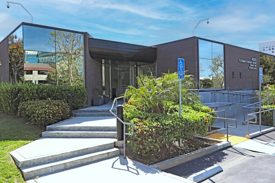 4920 Campus Dr, Newport Beach, CA à louer - Photo du bâtiment - Image 1 de 11