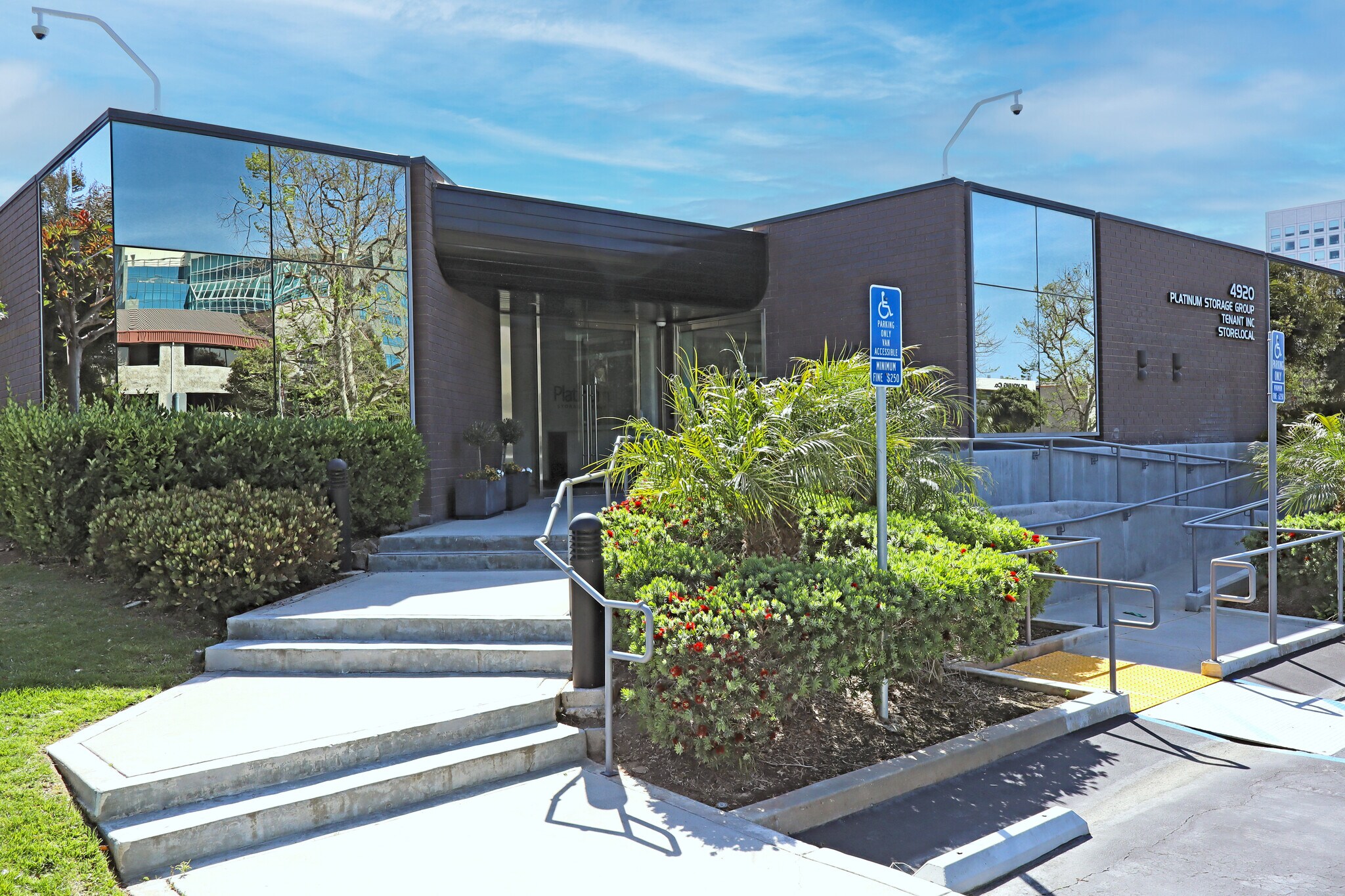 4920 Campus Dr, Newport Beach, CA à louer Photo du bâtiment- Image 1 de 12