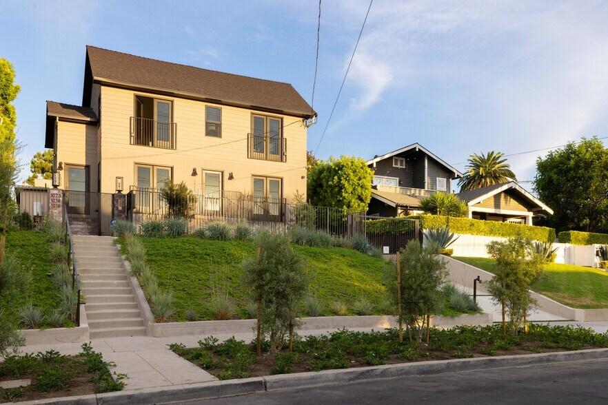 1018 Manzanita St, Los Angeles, CA à vendre - Photo du bâtiment - Image 3 de 43