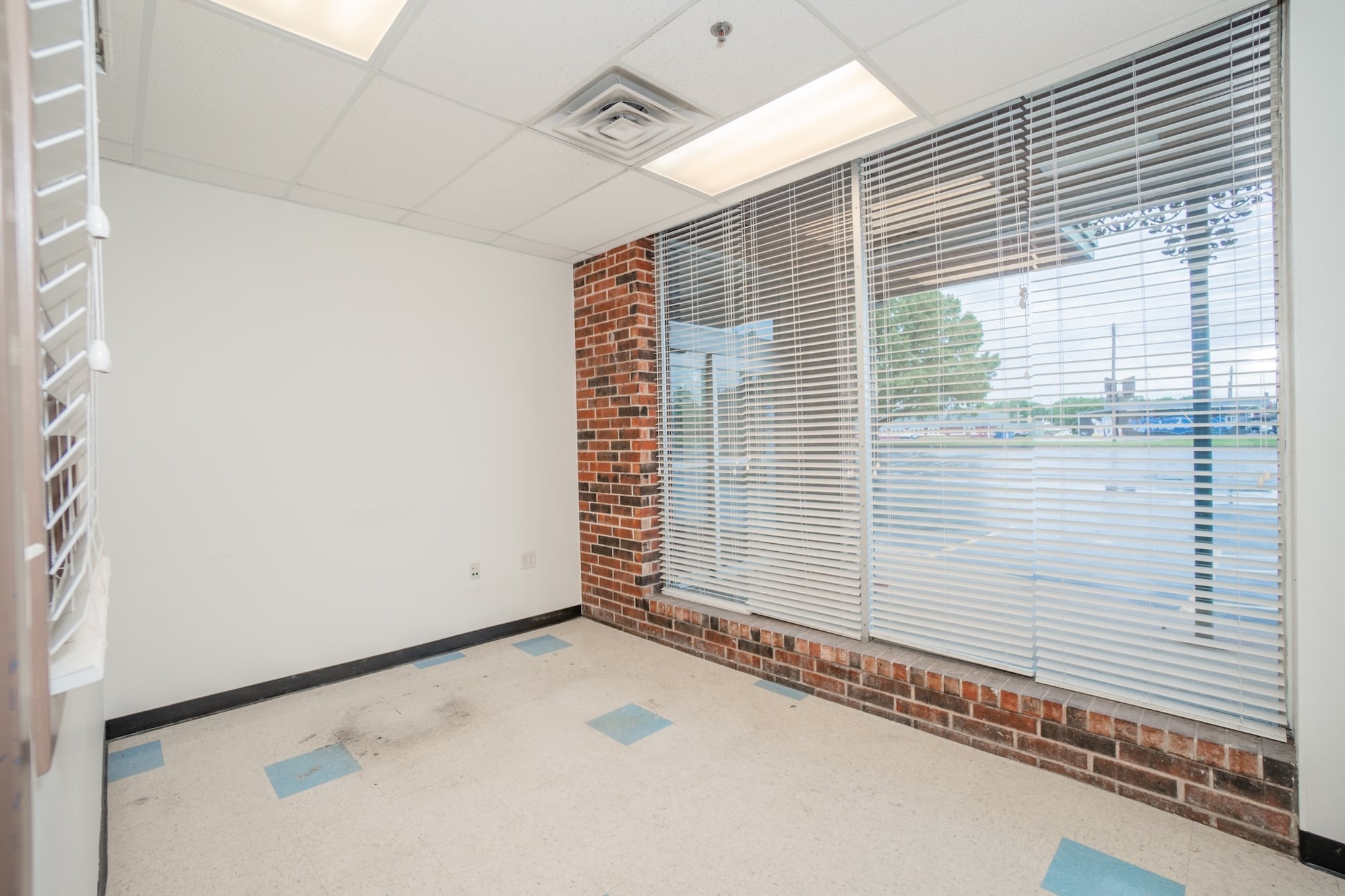 1675 E Seminole St, Springfield, MO for lease Interior Photo- Image 1 of 36
