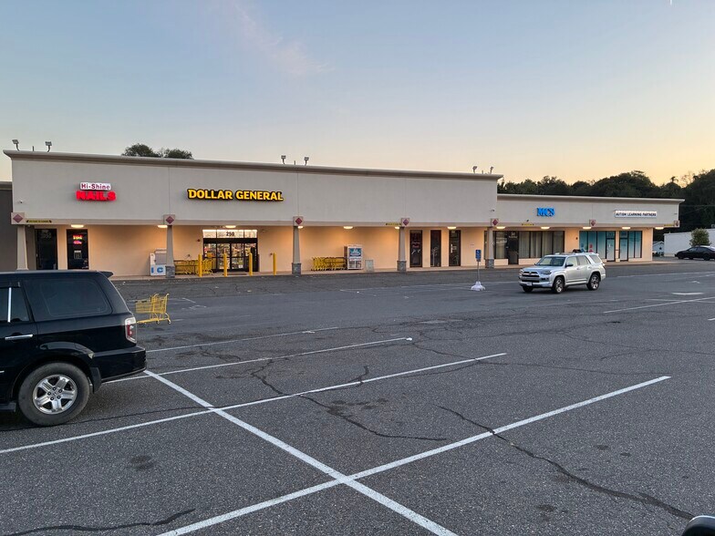 West Holyoke Plaza portefeuille de 3 propriétés à vendre sur LoopNet.ca - Photo du bâtiment - Image 2 de 14