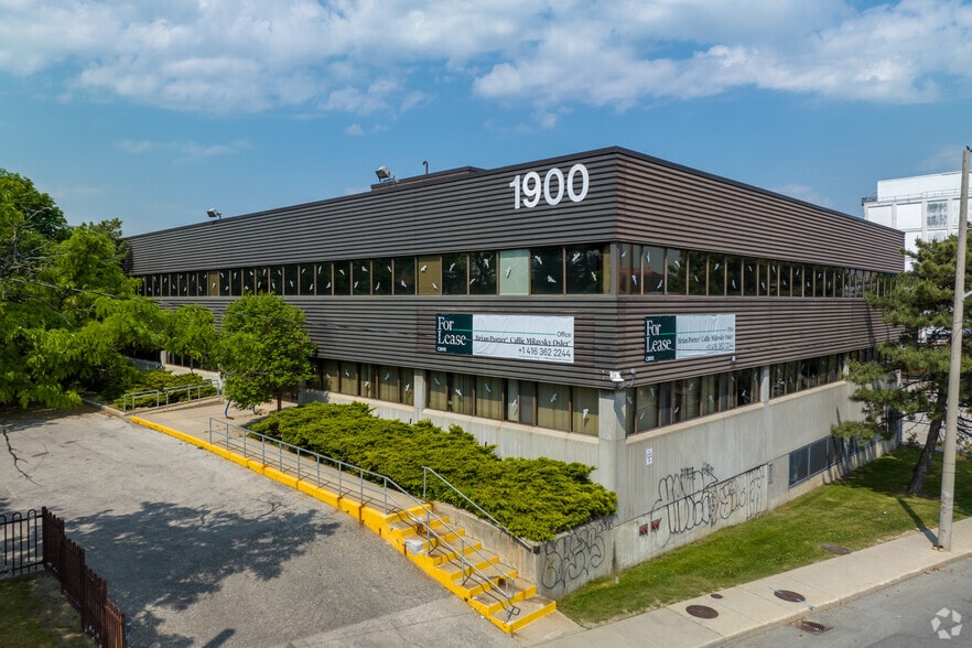 1900 Dundas St W, Toronto, ON for sale - Building Photo - Image 1 of 1
