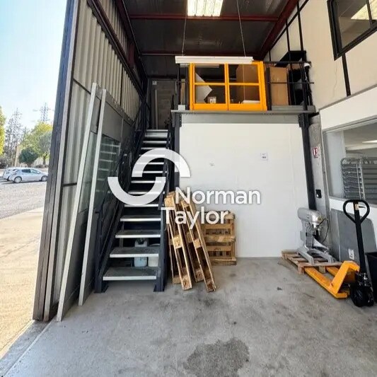 Office in Saint-Jean-de-Védas for lease - Interior Photo - Image 1 of 12