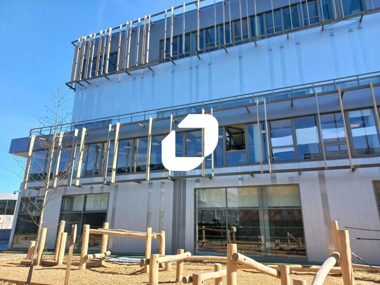 Office in Lezennes for lease - Building Photo - Image 3 of 12