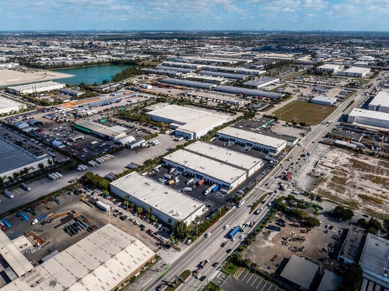 8405-8435 NW 74th St, Medley, FL à louer - Photo principale - Image 1 de 1