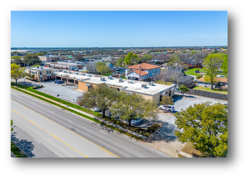 1340 S main St, Grapevine, TX à vendre - Photo du bâtiment - Image 2 de 19