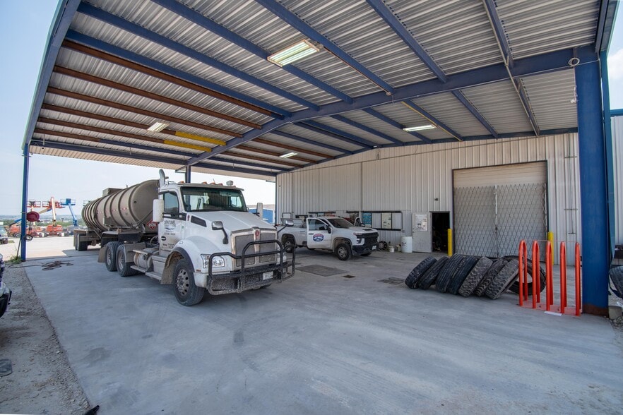 209 Park Place Blvd, Kenedy, TX for sale - Building Photo - Image 2 of 24