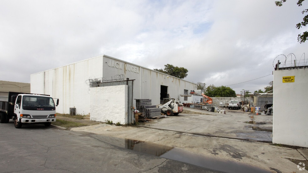 553 17th St, West Palm Beach, FL for lease - Building Photo - Image 2 of 3