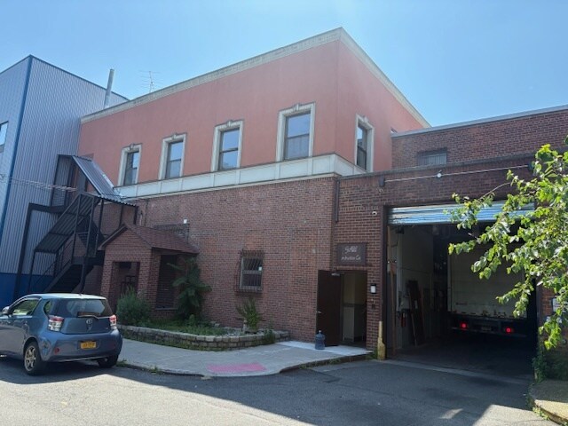 8334 72nd Dr, Glendale, NY à vendre Photo du bâtiment- Image 1 de 2