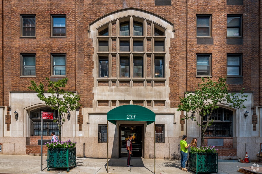 235 E 49th St, New York, NY for sale - Building Photo - Image 2 of 3