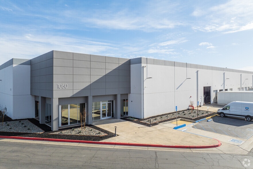 1030-1050 E Valencia Dr, Fullerton, CA for lease - Primary Photo - Image 1 of 6