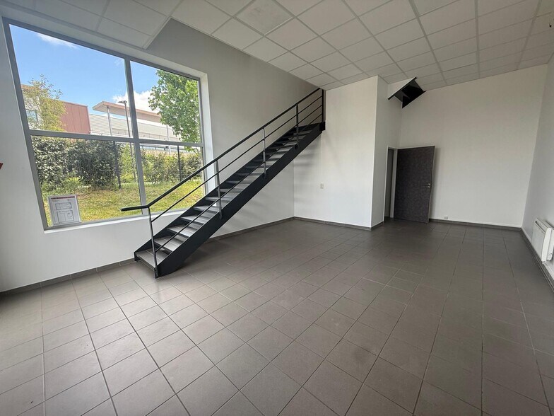 Flex in Frépillon for lease - Lobby - Image 2 of 10