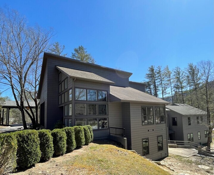 70 Sapphire Valley Rd, Sapphire, NC à louer - Photo du bâtiment - Image 2 de 4