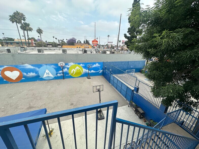 1731 W Martin Luther King Jr Blvd, Los Angeles, CA à louer - Photo du bâtiment - Image 2 de 10