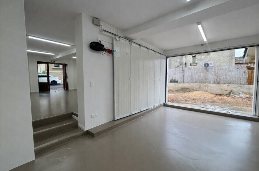 Retail in Violès for lease - Building Photo - Image 2 of 6