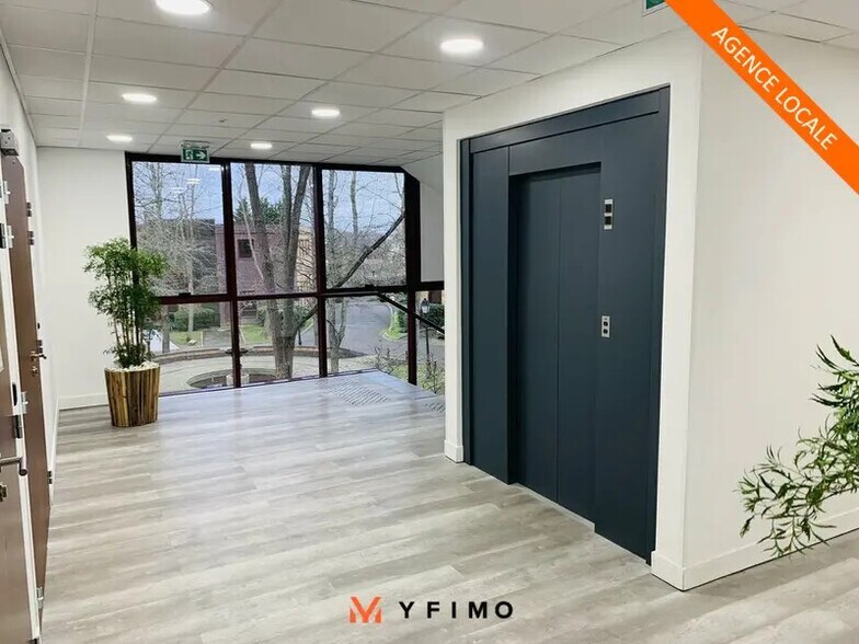 Office in Saint-Germain-en-Laye for lease - Lobby - Image 2 of 6