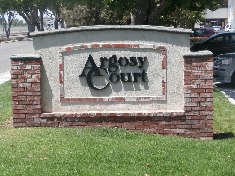 5011 Argosy Ave, Huntington Beach, CA à vendre - Photo du bâtiment - Image 2 de 3