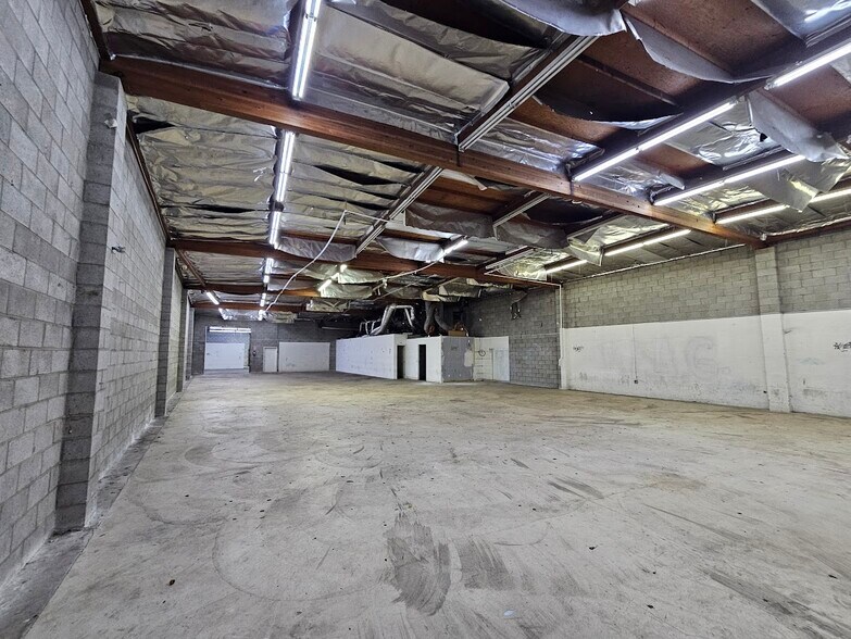 1120 E 14th Pl, Los Angeles, CA à vendre - Photo du bâtiment - Image 3 de 16