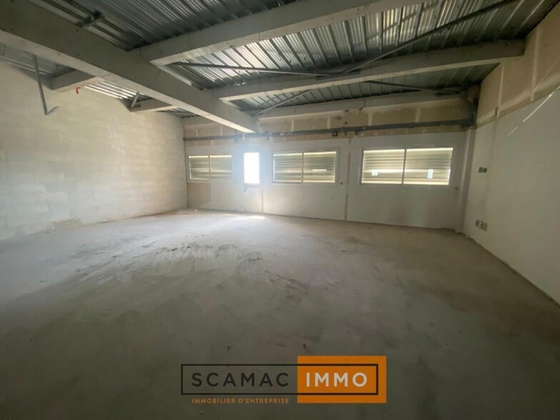 Retail in Vitrolles for lease - Interior Photo - Image 1 of 5