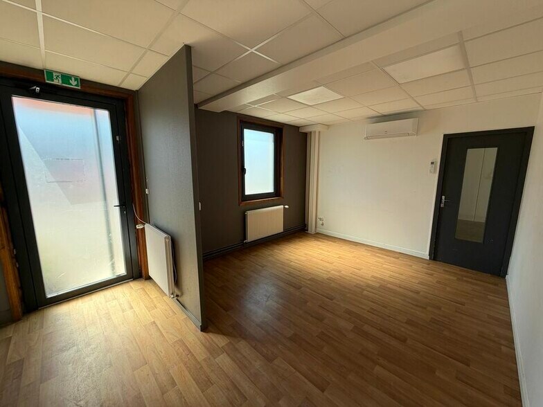 Flex in Dardilly for lease - Interior Photo - Image 3 of 6