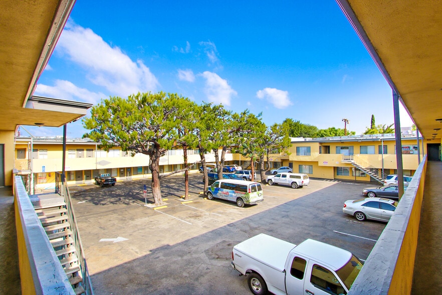 13615 Victory Blvd, Van Nuys, CA à louer - Photo du bâtiment - Image 3 de 10