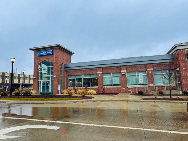 Plus de détails pour 301 N Jackson St, Jackson, MI - Commerce de détail à vendre