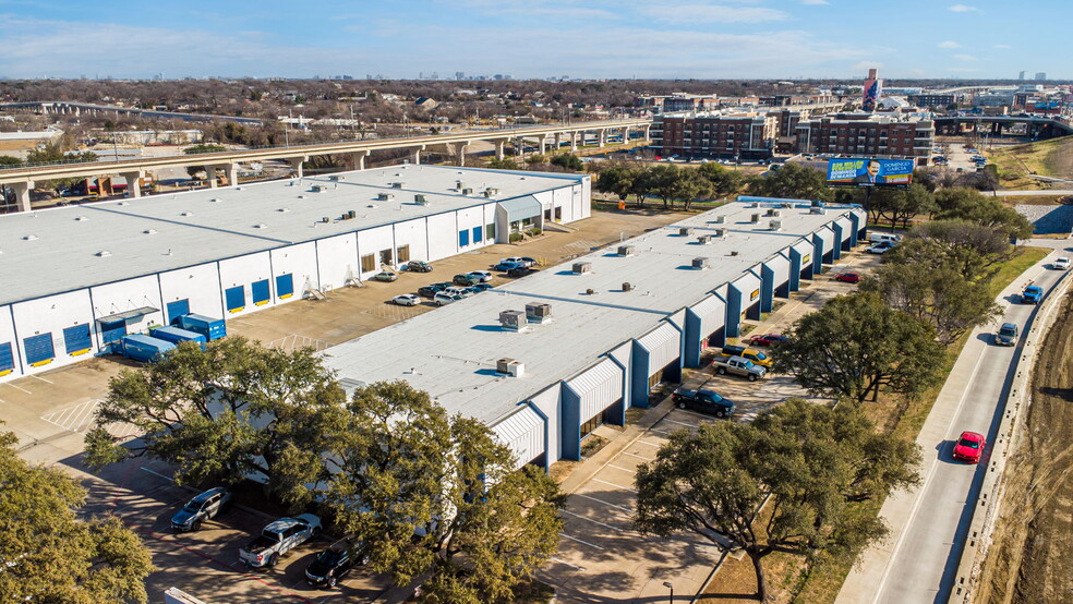 1300 N Interstate 35E, Carrollton, TX à louer - Photo du bâtiment - Image 2 de 14