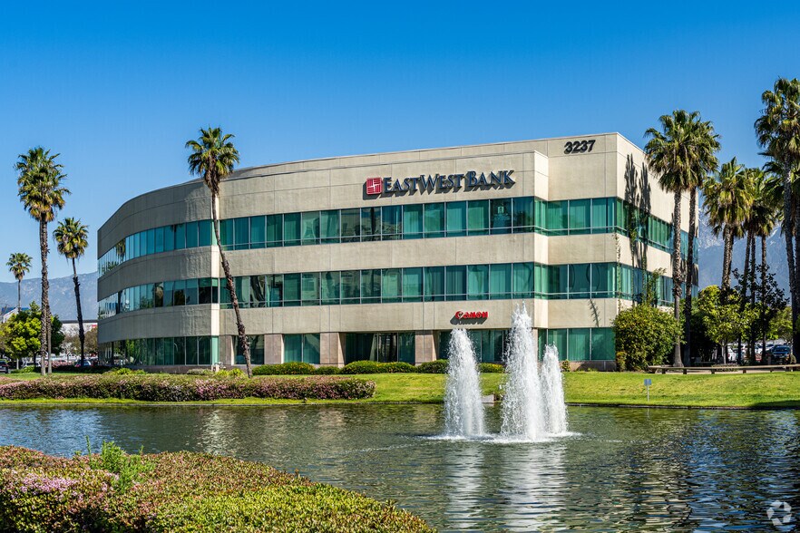 3237 E Guasti Rd, Ontario, CA à louer - Photo du bâtiment - Image 1 de 6