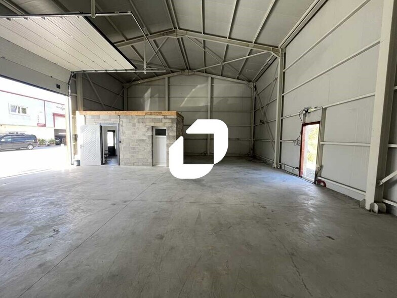 Flex in Marolles-en-Hurepoix for lease - Building Photo - Image 3 of 5