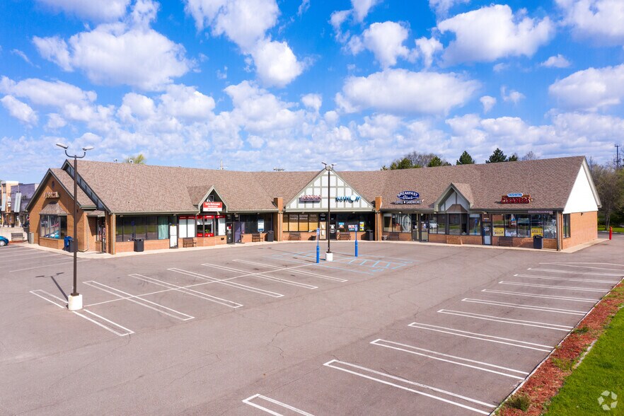 32606-32630 W 7 Mile Rd, Livonia, MI for lease - Primary Photo - Image 1 of 2