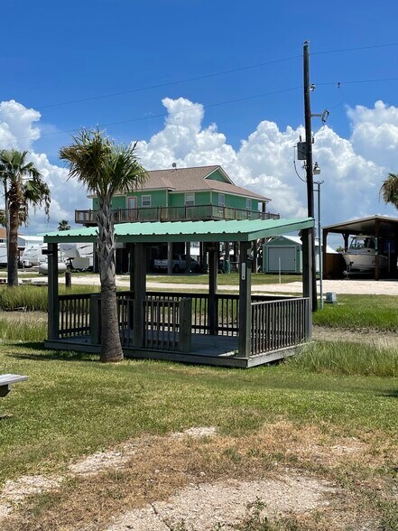 1204 Monkhouse, Crystal Beach, TX à vendre - Photo du bâtiment - Image 2 de 9