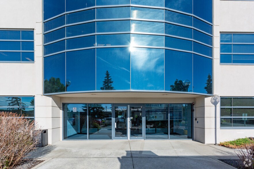 6025 11th St SE, Calgary, AB à louer - Photo du bâtiment - Image 1 de 7