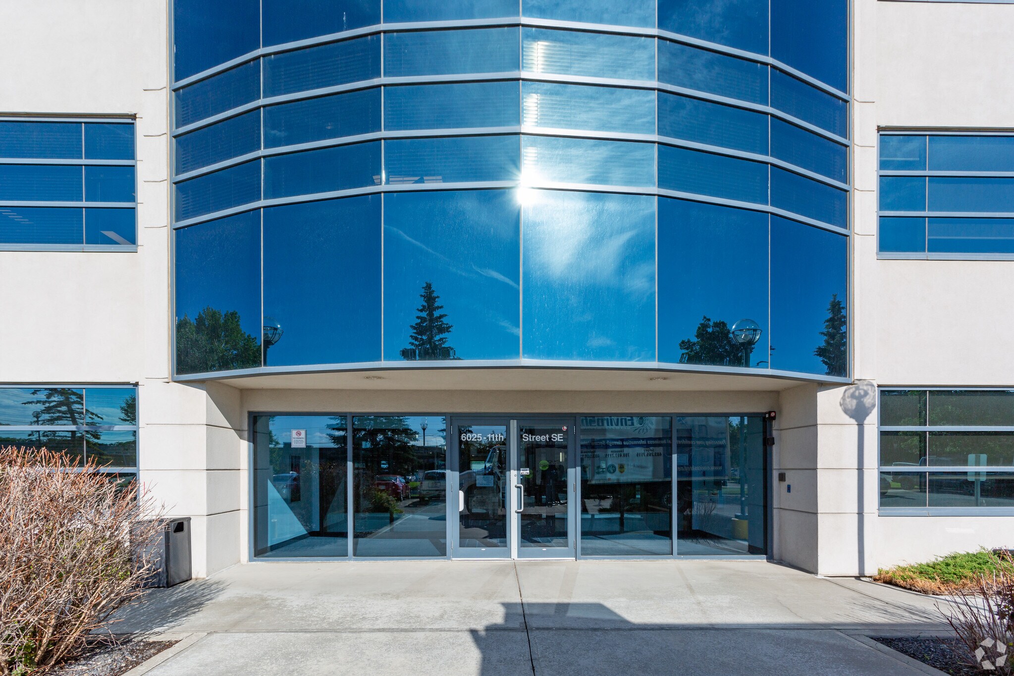 6025 11th St SE, Calgary, AB à louer Photo du bâtiment- Image 1 de 8