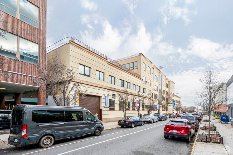 745 64th St, Brooklyn, NY à louer - Photo du bâtiment - Image 3 de 23