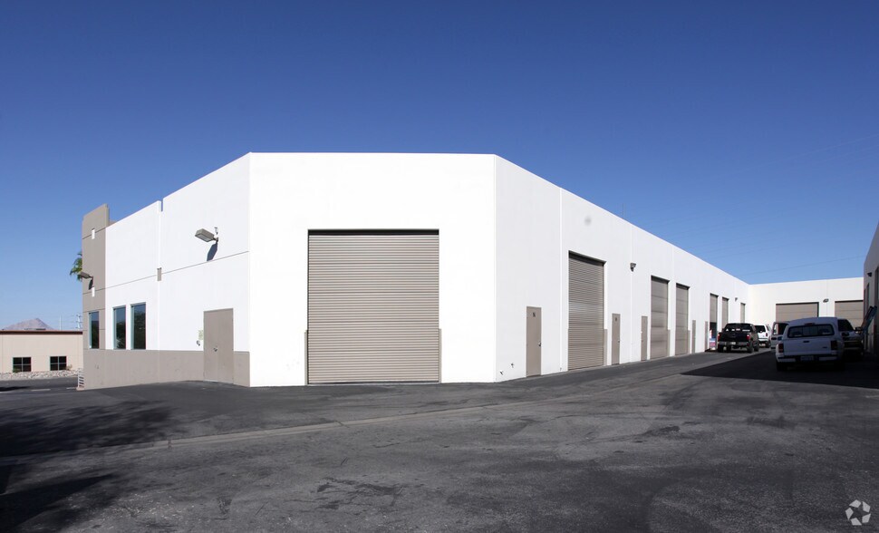 149 N Gibson Rd, Henderson, NV à louer - Photo du bâtiment - Image 2 de 2