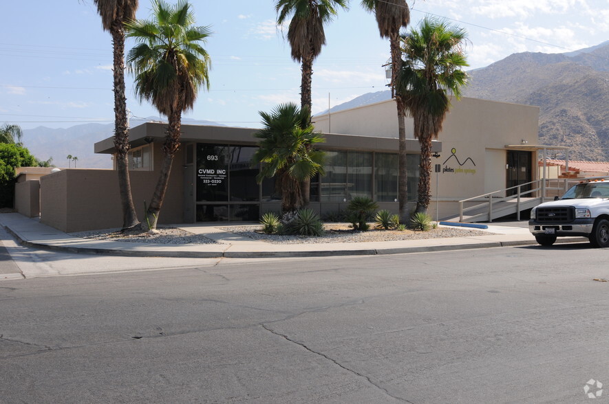 693 E Sunny Dunes Rd, Palm Springs, CA for lease - Building Photo - Image 1 of 14