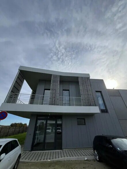 Flex in Chanteloup-en-Brie for sale - Building Photo - Image 2 of 8