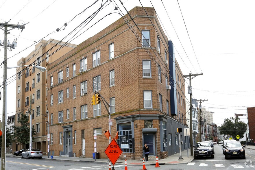 203 ACADEMY St, Jersey City, NJ à louer - Photo du bâtiment - Image 1 de 34