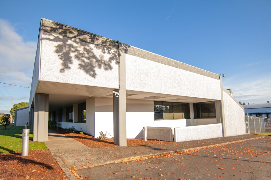 6433 SE Lake Rd, Portland, OR à louer - Photo du bâtiment - Image 2 de 9