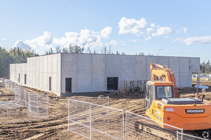 730 Parkland Hwy, Stony Plain, AB à louer - Photo du bâtiment - Image 2 de 3