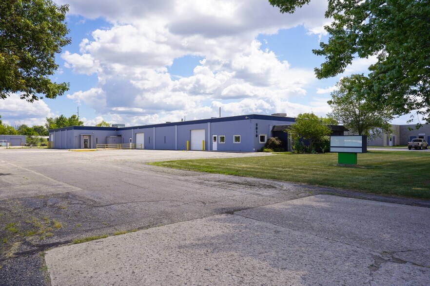 2010 Lakeview Dr, Fort Wayne, IN for lease - Building Photo - Image 1 of 7