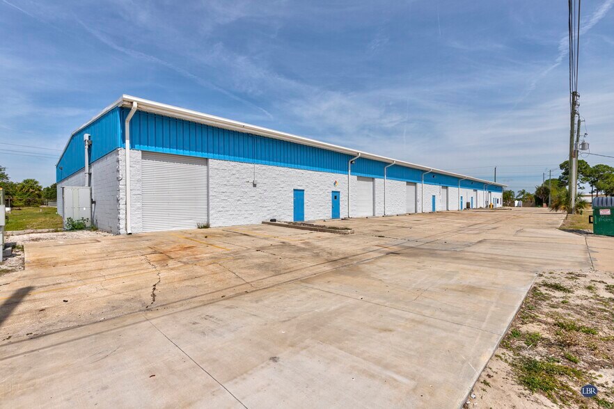 275 Barnes Blvd, Rockledge, FL à louer - Photo du bâtiment - Image 3 de 4