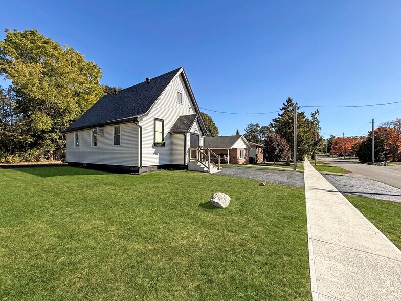 364 Regent St, Orillia, ON à vendre - Photo du bâtiment - Image 2 de 25