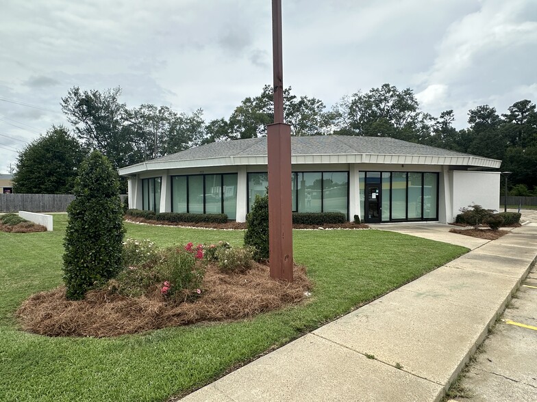 713 Broadway Dr, Hattiesburg, MS for lease - Building Photo - Image 2 of 13