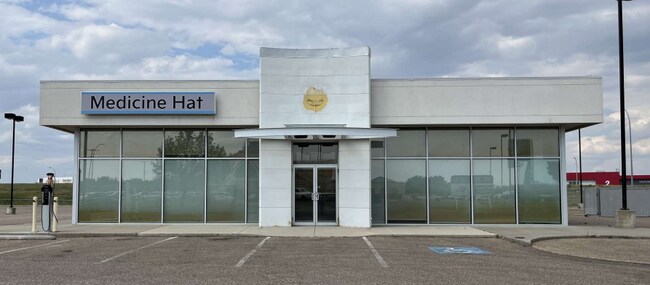 Plus de détails pour 1450 Strachan Rd SE, Medicine Hat, AB - Commerce de détail à vendre