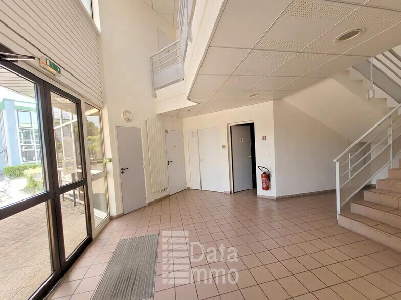 5 Rue Paul Henri Spaak, Saint-Thibault-des-Vignes à louer - Photo du bâtiment - Image 3 de 4