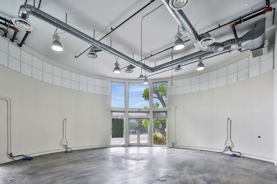 8273-8277 Beverly Blvd, Los Angeles, CA for lease - Interior Photo - Image 2 of 12