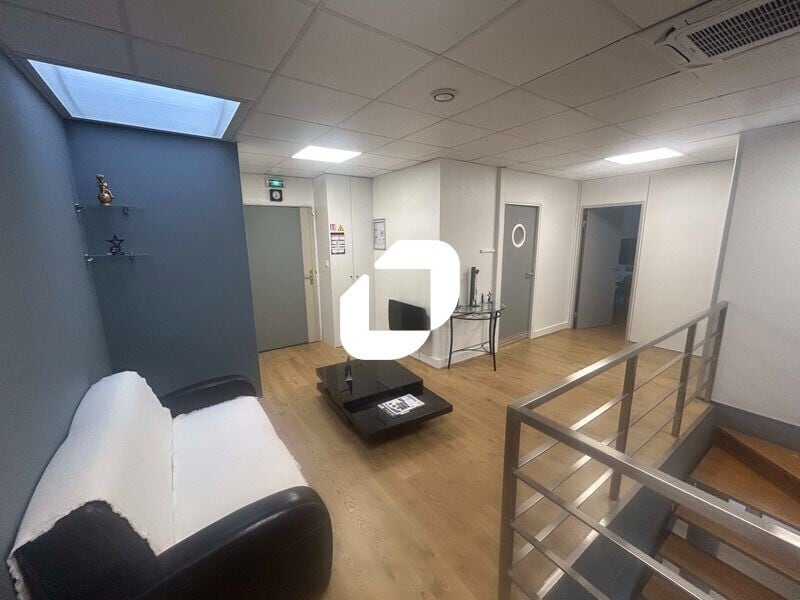 Office in Argenteuil for lease Interior Photo- Image 1 of 13