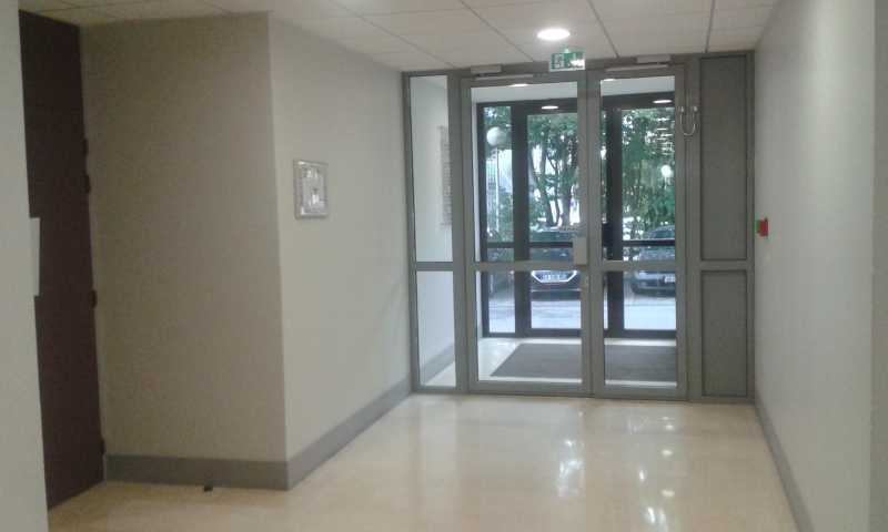 Bureau dans Créteil à louer - Hall d’entrée - Image 3 de 12